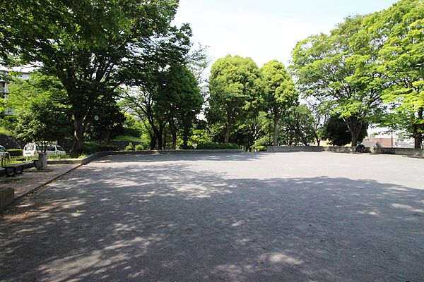 近隣のサッカーチームなどの練習にも使われているグランド。小高い丘の上にある近隣公園。隣接の第二公園は木々に囲まれた広場にベンチがあり小さい子供が集まります。