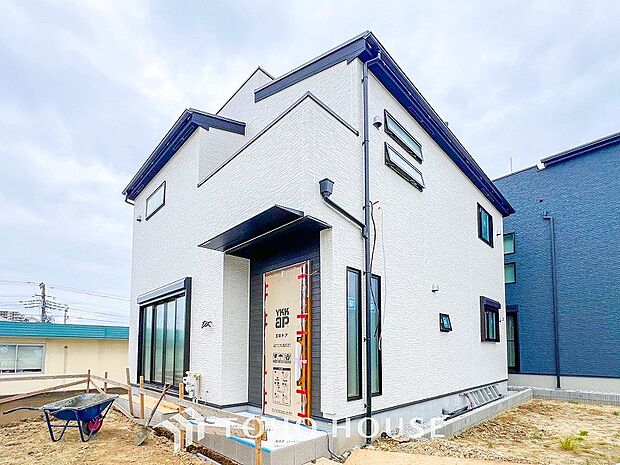 住む人や訪れる人やさしくエスコートする玄関アプローチ。
