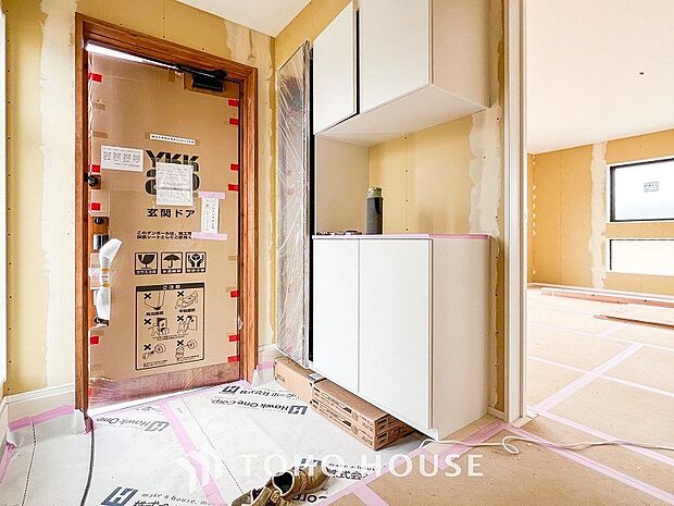 居住者の帰り、訪れる方を優しく迎えてくれる玄関です。