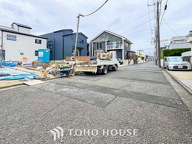 前面道路含む現地写真『快適』は「家」と「街」と「環境」が調和した時に訪れるだと改めて感じさせてくれます。