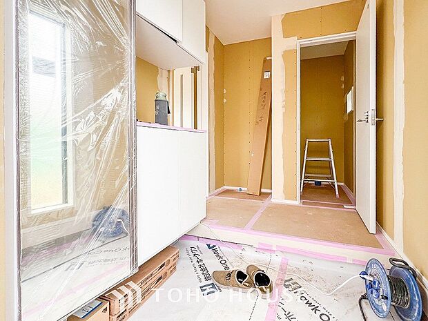 上質感漂う廊下。居住者の帰り、訪れる方を優しく迎え安らぎに満ちた生活空間を予感させます。