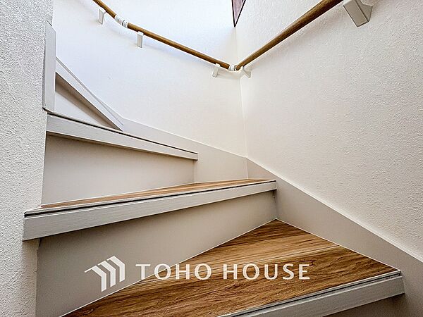 パブリックゾーンとプライベートゾーン繋ぐ階段。豊かな陽光が注ぎ込み、爽やかな住空間を演出。