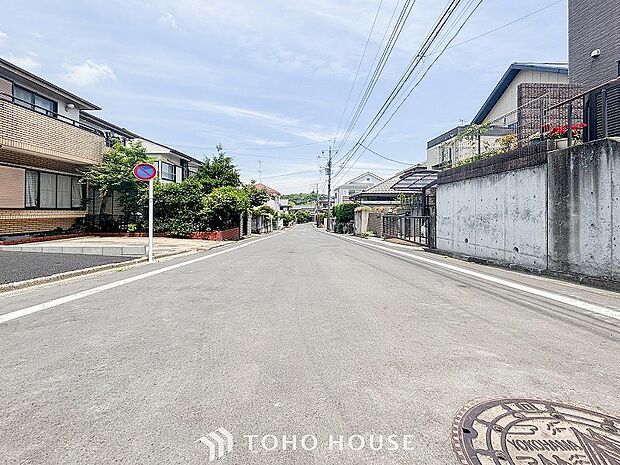 前面道路含む現地写真『快適』は「家」と「街」と「環境」が調和した時に訪れるだと改めて感じさせてくれます。