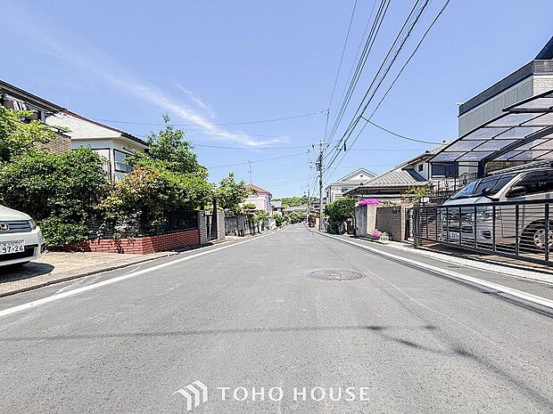前面道路含む現地写真『快適』は「家」と「街」と「環境」が調和した時に訪れるだと改めて感じさせてくれます。