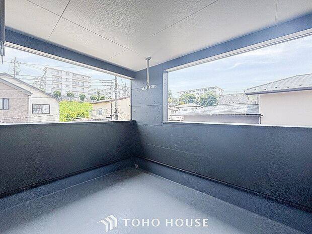 暮らしの中で光と風を演出してくれるバルコニー。