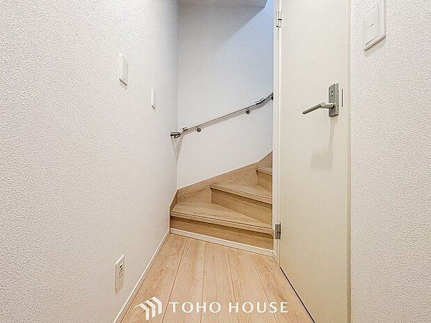 上質感漂う廊下。居住者の帰り、訪れる方を優しく迎え安らぎに満ちた生活空間を予感させます。