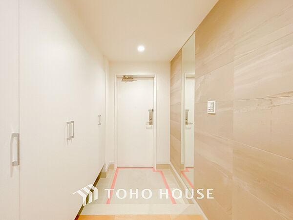 居住者の帰り、訪れる方を優しく迎えてくれる開放感のある玄関。