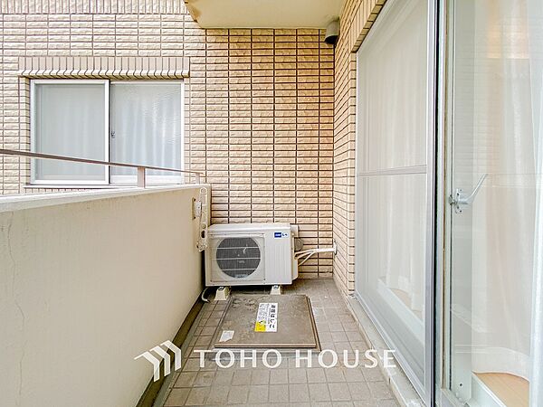 暮らしの中で光と風を演出してくれるバルコニー。