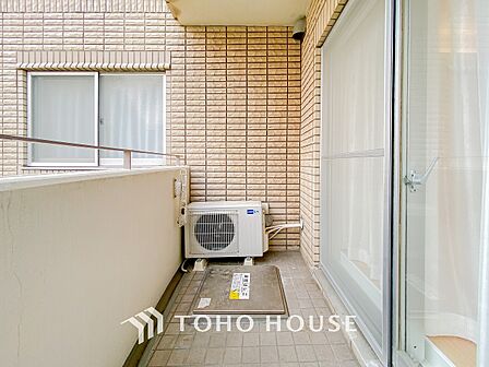 暮らしの中で光と風を演出してくれるバルコニー。