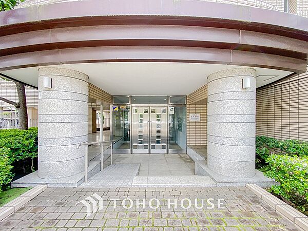 住まう誇らしさと安心感を演出する落ち着いた雰囲気のエントランス。