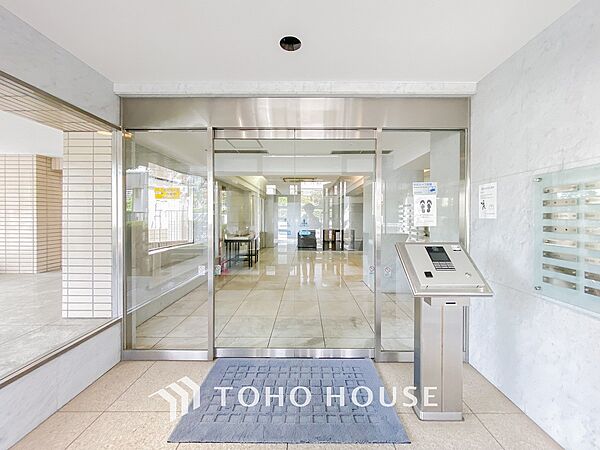 プライベート感が高まる、居住者を優しく迎え入れてくれるエントランス。