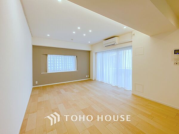 爽やかな色合いのフローリングと清潔感の溢れるクロスが明るい空間を創り出しているリビングダイニング。