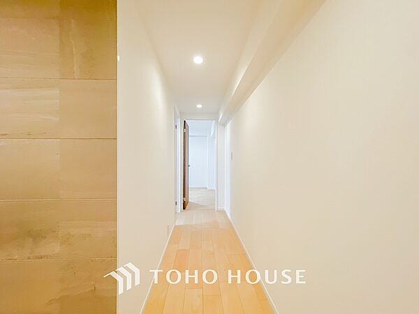 上質感漂う廊下。居住者の帰り、訪れる方を優しく迎える・安らぎに満ちた生活空間を予感させる。