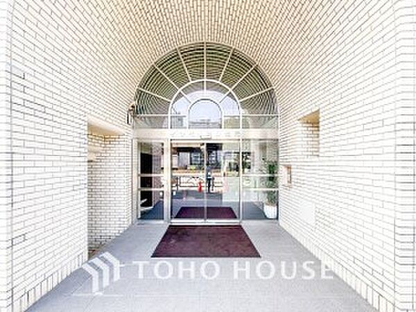 重厚感と統一感のある街並みを演出する外観デザイン。