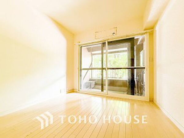 リビングに隣接した洋室。開け放してリビングと一体化してお使いいただくのもいいですね。