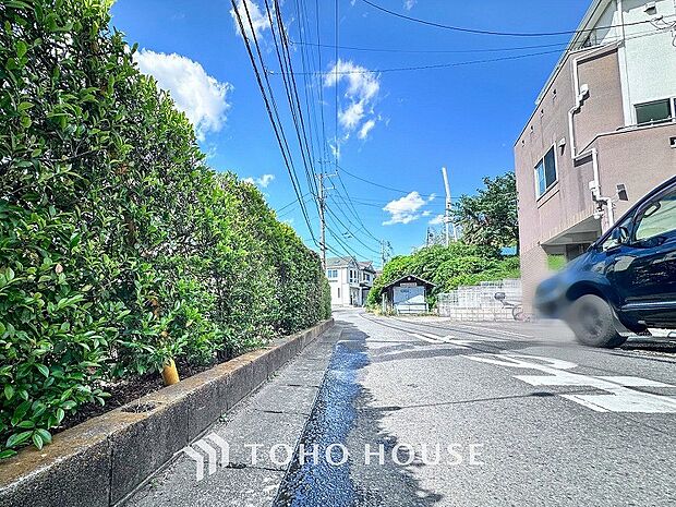 前面道路含む現地写真『快適』は「家」と「街」と「環境」が調和した時に訪れるだと改めて感じさせてくれます。