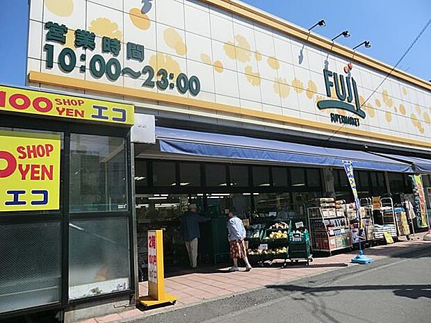 生鮮食品やお惣菜などの食料品、生活必需品が揃っています。