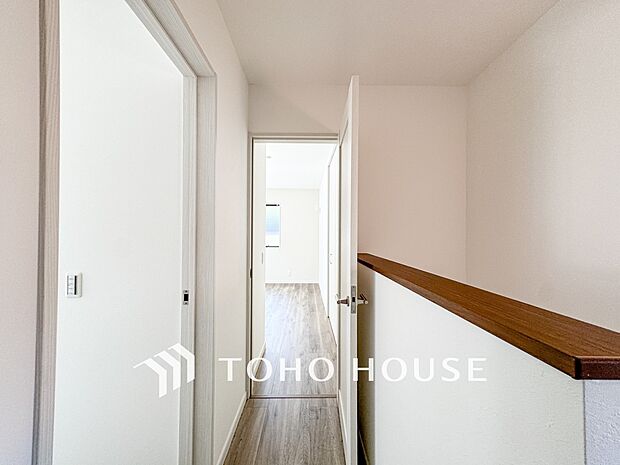 上質感漂う廊下。居住者の帰り、訪れる方を優しく迎える・安らぎに満ちた生活空間を予感させる。