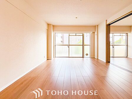 やわらかな陽射しがふりそそぎ、室内に開放感と爽快感をもたらします。