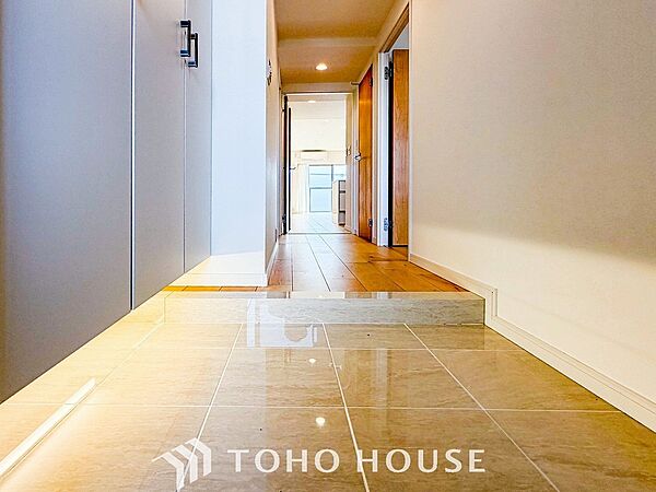 居住者の帰り、訪れる方を優しく迎えてくれる開放感のある玄関。