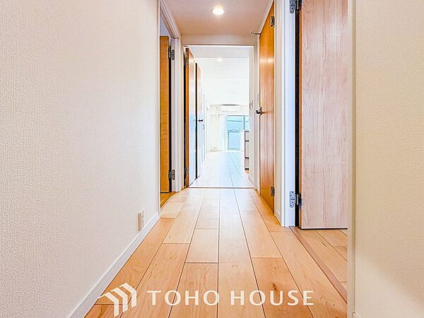 上質感漂う廊下。居住者の帰り、訪れる方を優しく迎える・安らぎに満ちた生活空間を予感させる。