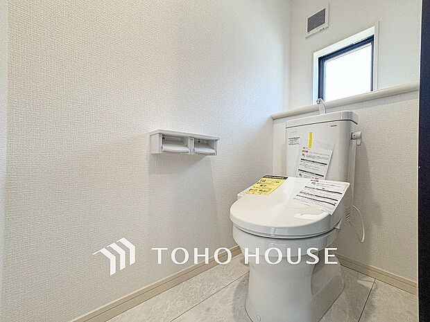 トイレはシンプルにホワイトで統一した温水洗浄付です。