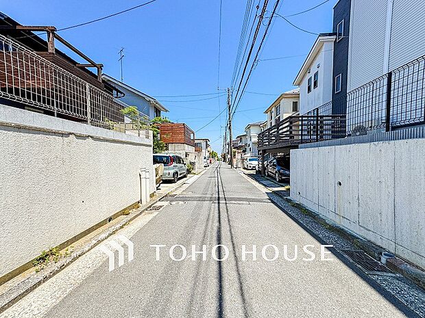 前面道路含む現地写真『快適』は「家」と「街」と「環境」が調和した時に訪れるだと改めて感じさせてくれます。
