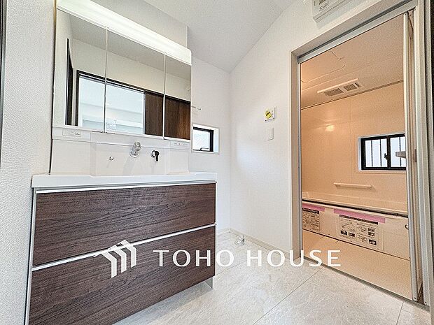 清潔感のあるプライベート空間は、身だしなみチェックや肌のお手入れに最適です。