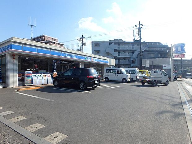 24時間営業ですので、急な買い物に便利です。駐車場もあります。