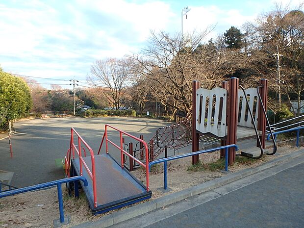 旭プールのすぐ隣にあるので、プールを利用したこどもたちがよく遊んでいます。