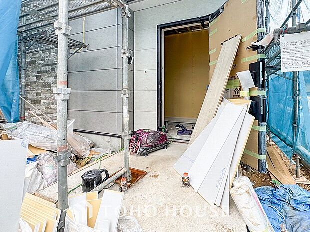 住む人や訪れる人やさしくエスコートする玄関アプローチ。
