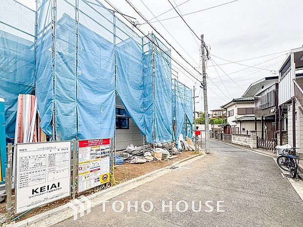 前面道路含む現地写真『快適』は「家」と「街」と「環境」が調和した時に訪れるだと改めて感じさせてくれます。