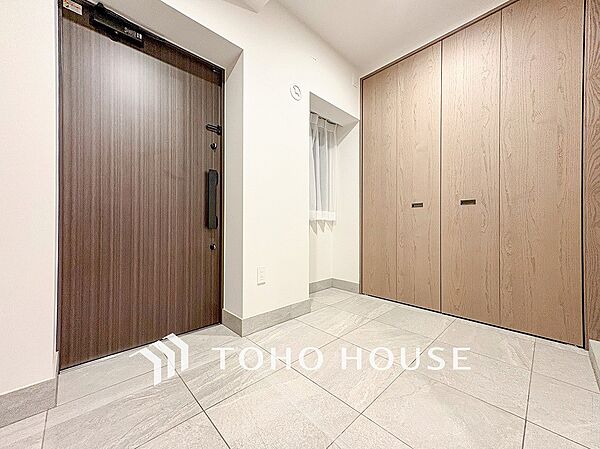 居住者の帰り、訪れる方を優しく迎えてくれる開放感のある玄関。