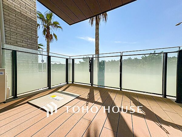 太陽の恵みをたっぷりと受けて、洗濯物も気持ちよく干せそうです。