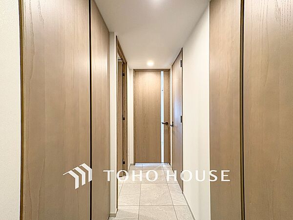 上質感漂う廊下。居住者の帰り、訪れる方を優しく迎え安らぎに満ちた生活空間を予感させます。