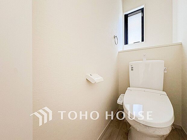 トイレはシンプルにホワイトで統一した温水洗浄付です。