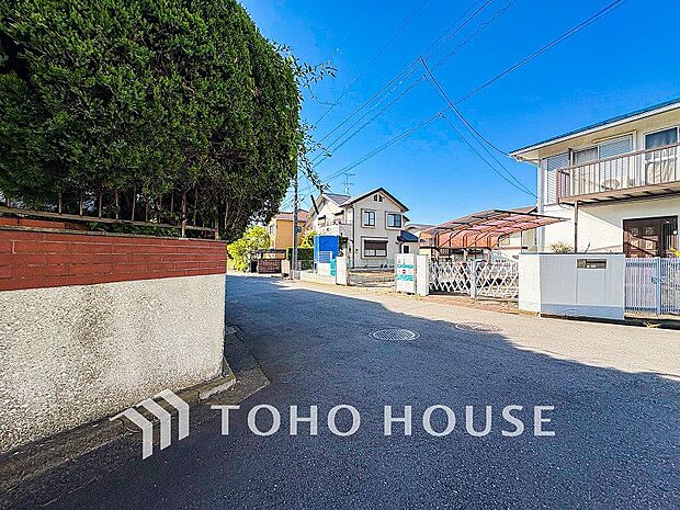 前面道路含む現地写真『快適』は「家」と「街」と「環境」が調和した時に訪れるだと改めて感じさせてくれます。