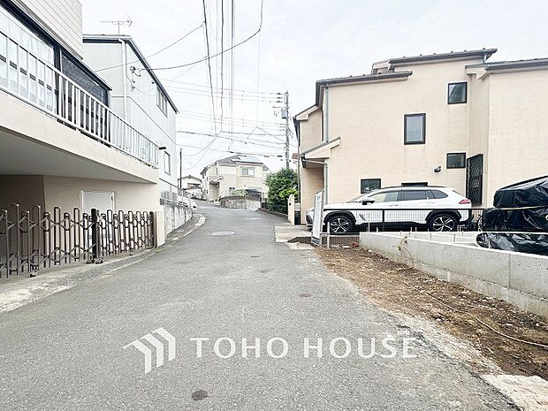 前面道路含む現地写真『快適』は「家」と「街」と「環境」が調和した時に訪れるだと改めて感じさせてくれます。