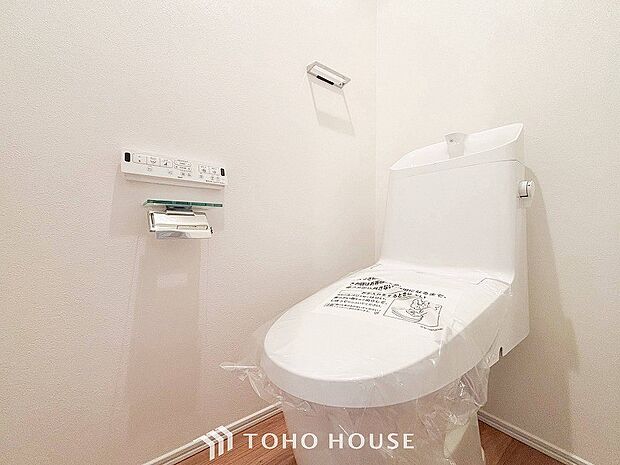 トイレはシンプルにホワイトで統一した温水洗浄付です。