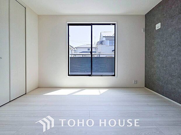 大きな窓からたっぷりと陽光が注がれる明るい空間。家族の成長に対応できる永住仕様の間取り。