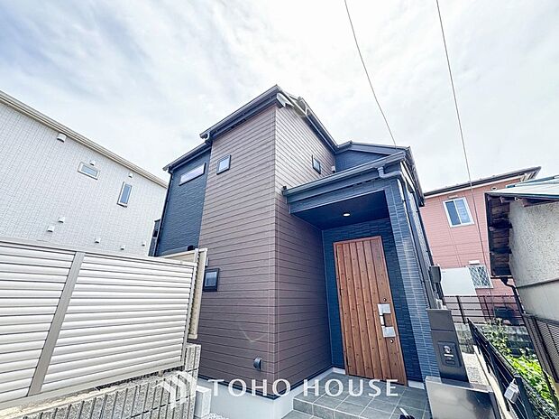 住む人を映し出す洗練された佇まいは、いつまでも輝き続けながらいつしか街の風景に溶け込んでいきます。