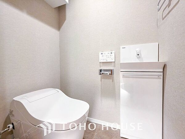トイレはシンプルにホワイトで統一した温水洗浄付です。
