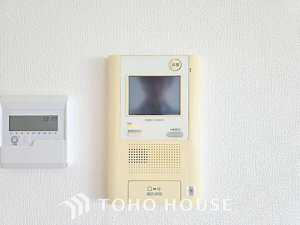 誰が来てもわかる様にモニター付きインターホンを設置。