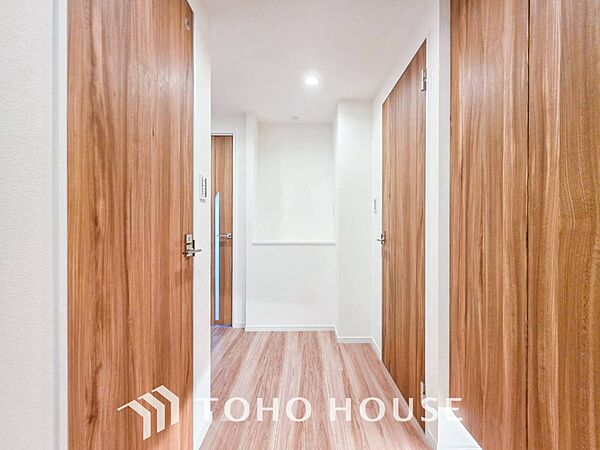 上質感漂う廊下。居住者の帰り、訪れる方を優しく迎え安らぎに満ちた生活空間を予感させます。