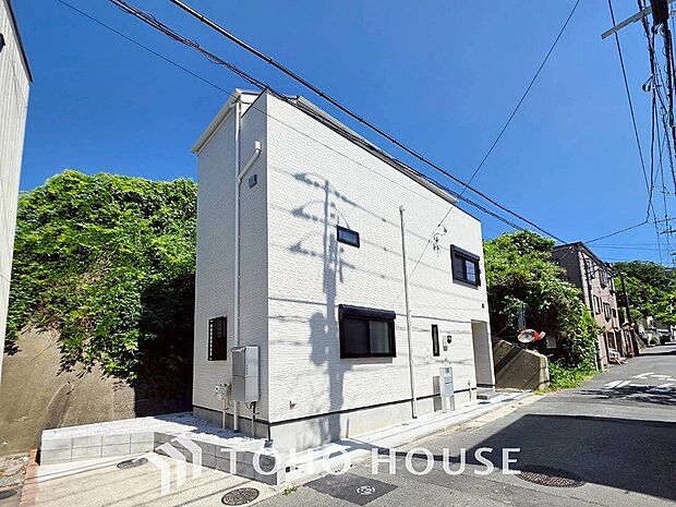 住む人を映し出す洗練された佇まいは、いつまでも輝き続けながらいつしか街の風景に溶け込んでいきます。