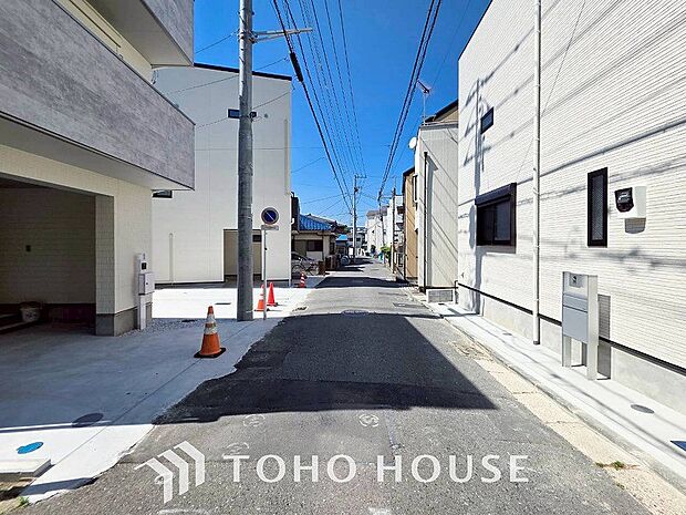 前面道路含む現地写真『快適』は「家」と「街」と「環境」が調和した時に訪れるだと改めて感じさせてくれます。