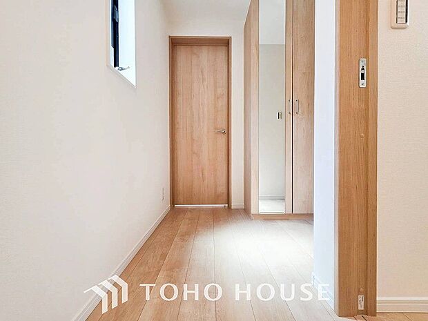 上質感漂う廊下。居住者の帰り、訪れる方を優しく迎える・安らぎに満ちた生活空間を予感させる。