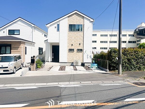 風を感じ解放感あふれる光に満ちた住まい。