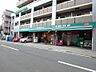 周辺：朝早くから夜遅くまで営業しているイオン系列の小型スーパー。