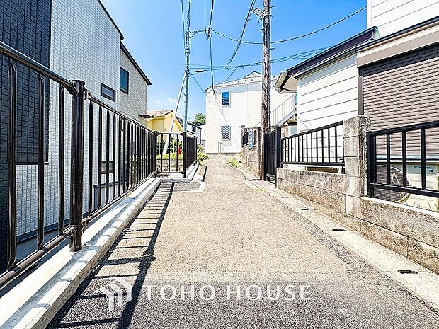 前面道路含む現地写真『快適』は「家」と「街」と「環境」が調和した時に訪れるだと改めて感じさせてくれます。